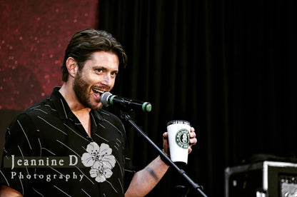 Jensen Ackles showing the coffee cup at SPN Orlando 2022. Photo credit Jeannine D Photography.